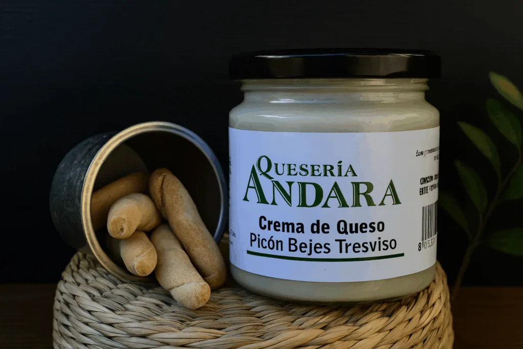 Crema de queso Picón con picos de pan sobre cesta mimbre