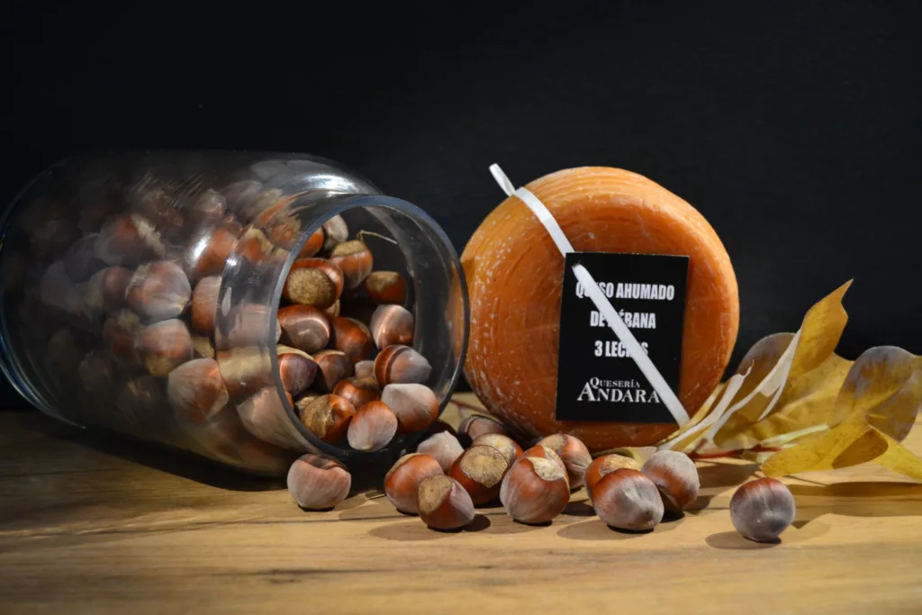 Queso 3 leches ahumado pasteurizado acompañado de almendras