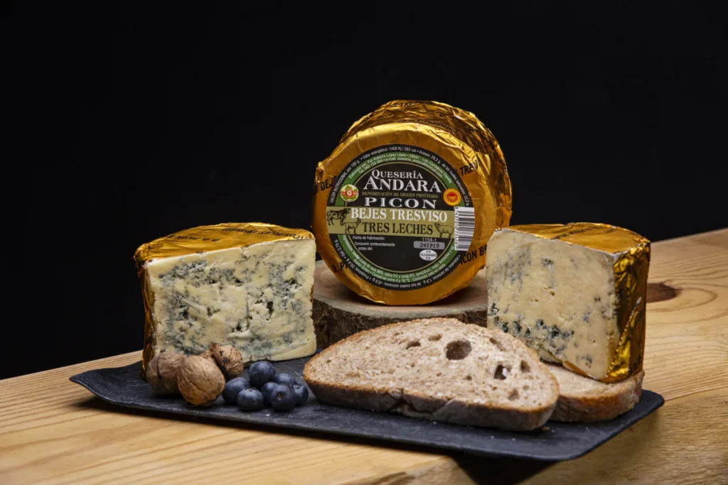 Queso Picon Bejes Tresviso sobre plato pizarra en mesa de madera