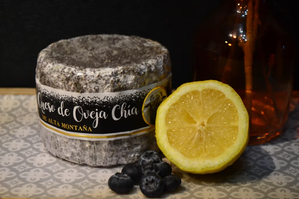 Queso de Oveja Chia acompañada de limón, arandanos y botella de aceite