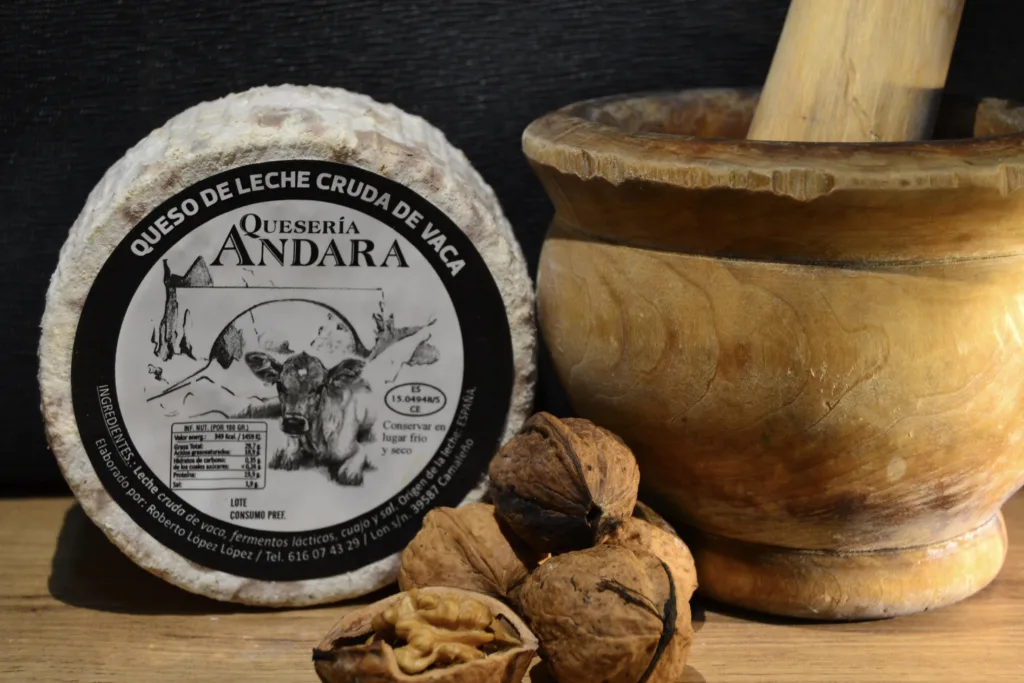 Queso de vaca leche cruda acompañado de mortero y nueces