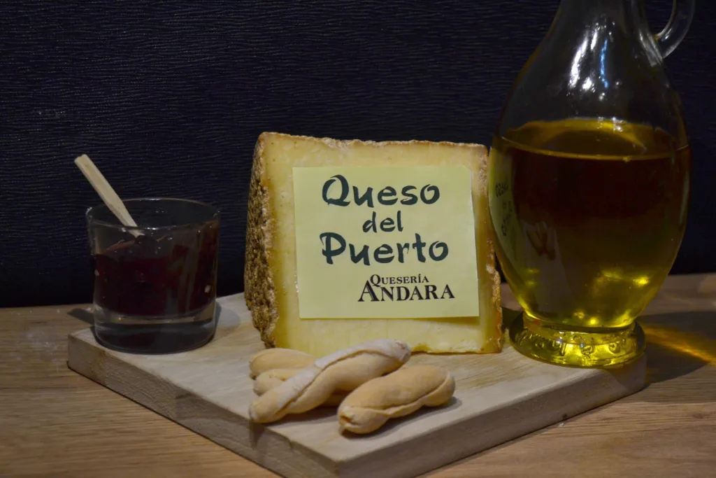 Queso del Puerto acompañado de picos de pan, mermelada y aceite